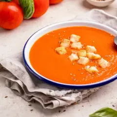 Aksamitna, najlepsza zupa pomidorowa przepis babci, z chrupiącymi grzankami i świeżą bazylią.