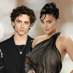 Kylie Jenner i Timothée Chalamet na wydarzeniu. Kylie w czarnej, transparentnej sukni, Timothée w eleganckim czarnym garniturze.