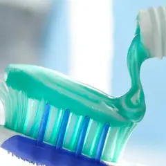 Zielona pasta do zębów spływa z tubki na szczoteczkę. Czy to jedna z najgorszych past do zębów, czy może początek idealnego poranka?