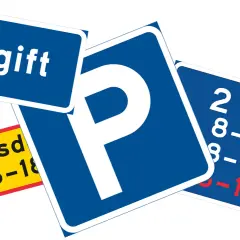 Parkeringsskyltar med information om avgift, tidsbegränsning och stoppförbud. Dessa skyltar visar viktiga lastplats regler.