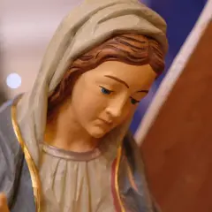 Figurka Matki Bożej z niebieskimi oczami, w ciszy wsłuchująca się w litanię loretańską mówioną.