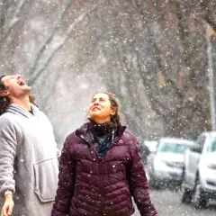 Para zaskoczyć turystów, czy w RPA jest zima? Tak, pada śnieg, a ludzie cieszą się zimową atmosferą.