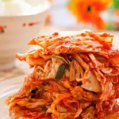 Kimchi: probiotyczna bomba czy ryzyko? Wpływ na Twoje zdrowie.