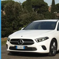 La nuova Mercedes Classe A 2026, bianca e scintillante, pronta a conquistare la strada.
