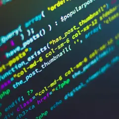 Kod PHP wyświetlany na ekranie, z fragmentami `cmd` w tle.