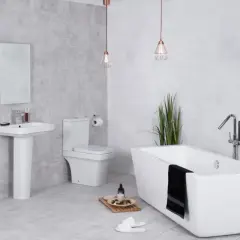 Nowoczesne umywalki stojące, wanna wolnostojąca i elegancka armatura tworzą stylową łazienkę.
