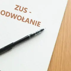 Notatka z napisem "ZUS - ODWOŁANIE" i czarny długopis na kratkowanym papierze.
