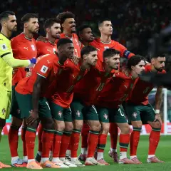 Drużyna Portugalii pozuje do zdjęcia, w tym słynny portugalski piłkarz Cristiano Ronaldo.