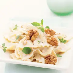 Farfalle in cremiger Sauce mit Walnüssen und Kräutern. Perfekt für die schnelle Feierabendküche, die Farfalle Kochzeit ist kurz.