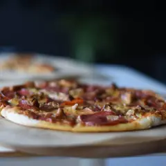 Pyszna pizza na papierze do pieczenia. Czy do hotelu można zamówić pizzę? Ta wygląda apetycznie!