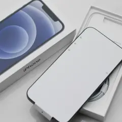 Nowy iPhone z iOS 17 w pudełku, gotowy do pierwszego uruchomienia.