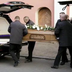 Kto siedzi za trumną w kościele? Zrozumienie tradycji pogrzebowych