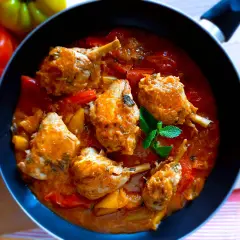Pollo e peperoni alla romana, un piatto saporito e colorato, pronto per essere gustato.