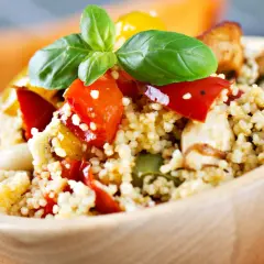 Ciotola di couscous con verdure colorate e basilico, perfetta per le ricette svezzamento 6 mesi.