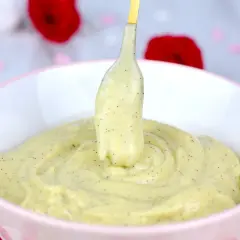 Crema pastelera casera, perfecta para tu próxima receta. Su textura sedosa y puntos de vainilla la hacen irresistible.