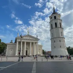 Katedra Wileńska i dzwonnica na placu. Piękne litewskie miasta zachwycają architekturą.
