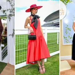 Drei Frauen in eleganten Outfits und Hüten bei einem Pferderennen.