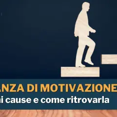 Silhouette di persona sale gradini, aiutata da una mano. Il tema è la mancanza di motivazione e come ritrovarla.