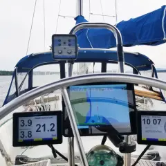 Strumenti nautici per navigazione: display con profondità, velocità e dati del vento su una barca a vela.