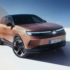 Nowy Opel Grandland w kolorze miedzianym, z nowoczesnymi światłami LED. Sprawdź jego atrakcyjną opel grandland cena.