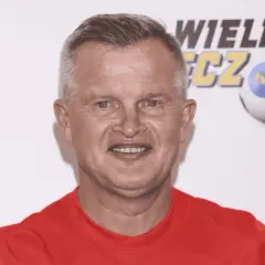 Uśmiechnięty bieleninik z TVN w czerwonej koszulce, na tle piłki nożnej z logo WOŚP.