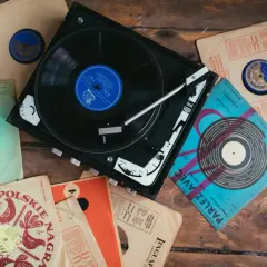 Gramofon z płytami winylowymi. Dowiedz się, czym czyścić płyty winylowe, by cieszyć się czystym dźwiękiem.