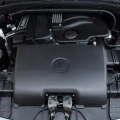 Silnik BMW Seria 1, który jest najmniej awaryjny? Ten widok pod maską sugeruje, że szukasz niezawodności.