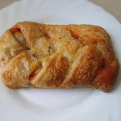 Przepis na ciasto francuskie z pomidorami i mozzarellą z Biedronki