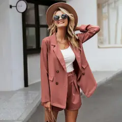 Stylizacje z krótkimi spodenkami z wysokim stanem – modne zestawy na każdą okazję