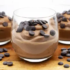 Schokoladiger protein nachtisch in Gläsern, garniert mit Schokodrops. Ein Genuss für alle, die auf ihre Ernährung achten.