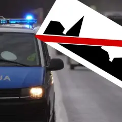 Policyjny radiowóz z włączonymi sygnałami świetlnymi, obok znak d43.