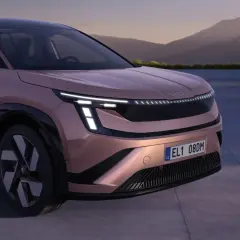 Nowy skoda suv w kolorze miedzianym, z futurystycznymi światłami LED i czarnymi akcentami, prezentuje się elegancko na tle górskiego krajobrazu.