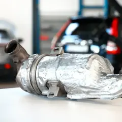 Filtr cząstek stałych (DPF) – kluczowy element układu wydechowego. Zobacz, jak wygląda i co to jest DPF.