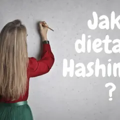 Kobieta pisze na ścianie: Jaka dieta w Hashimoto? Szuka odpowiedzi na pytanie o najlepsze żywienie.
