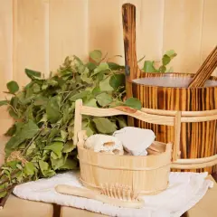 Holzgefäße, Birkenreisig und Bürsten für den perfekten Saunaaufguss selber machen.
