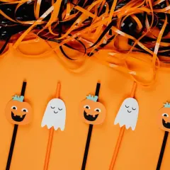 Zrób własne ozdoby halloween! Słomki z dyniami i duchami, idealne na imprezę.