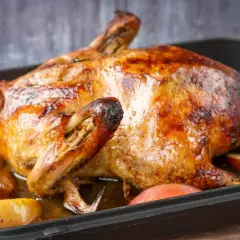 Goldbraune Ente mit Äpfeln im Bräter, perfekt gegart mit Umluft oder Oberhitze.