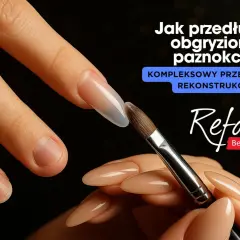 Dłoń z paznokciami w trakcie rekonstrukcji, pędzelek do żelu.