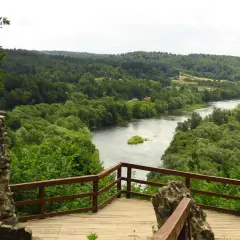 Widok z ruin zamku sobień na meandrującą rzekę i zielone wzgórza.