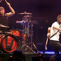 Tyler Joseph i Josh Dun z twenty one pilots na jednym z ich ekscytujących koncertów.