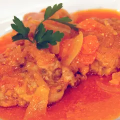 Albondigas de bonito en salsa de tomate con zanahoria y perejil.