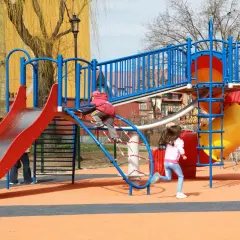 Kolorowy plac zabaw w Ełku oferuje mnóstwo atrakcji dla dzieci: zjeżdżalnie, ścianki wspinaczkowe i tunele. Radość maluchów gwarantowana!