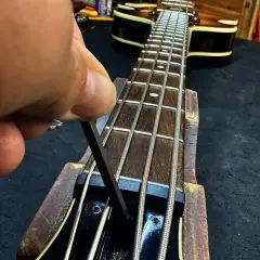 Jak wyregulować gryf w gitarze elektrycznej, aby uniknąć brzęczenia strun