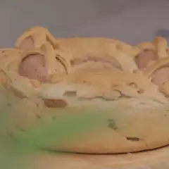 La torta pasqualina, con il suo significato di rinascita, è un simbolo di casa carut. Le uova incastonate nell'impasto dorato raccontano storie di tradizione.