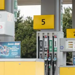 Ceny paliw w Warszawie na stacji Lotos. Widoczne dystrybutory z różnymi rodzajami paliwa i ich aktualne ceny.