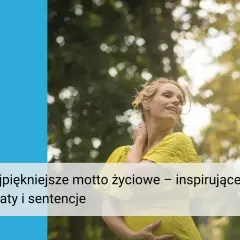 Kobieta w żółtej sukience cieszy się słońcem. Jej uśmiech i gesty sugerują, że odkryła nową myśl przewodnią inaczej, inspirującą do życia.