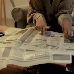 Osoba przegląda ogłoszenia o pracę, szukając informacji o jawności wynagrodzeń.