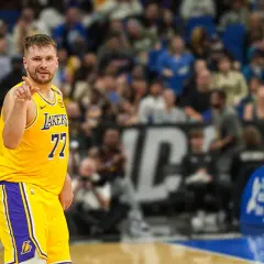Koszykarz w żółtej koszulce Lakers z numerem 77, wskazujący palcem. Czy to już wiek, w którym Luka czuje się jak legenda?