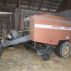 Prasa do siana Greenland CB8080 w stodole. Zastanawiasz się, ile waży bela siana? Ta maszyna pomoże Ci to ustalić.