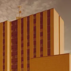 Das Hermann-Ehlers-Haus in Oldenburg, ein markantes Gebäude mit vielen Fenstern, ragt in den Himmel.